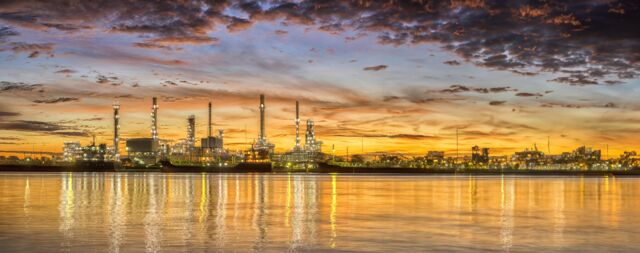 Industrieanlage bei Sonnenuntergang