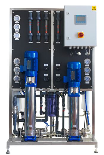 With permeate-stepped reverse osmosis systems, high desalination rates of >99% can be achieved.